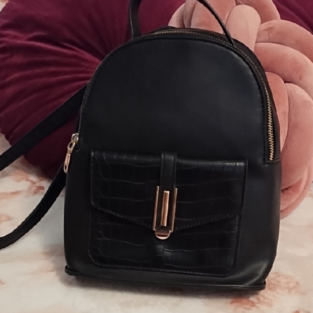 Black Adjustable Backpack - Picture 2 of 12